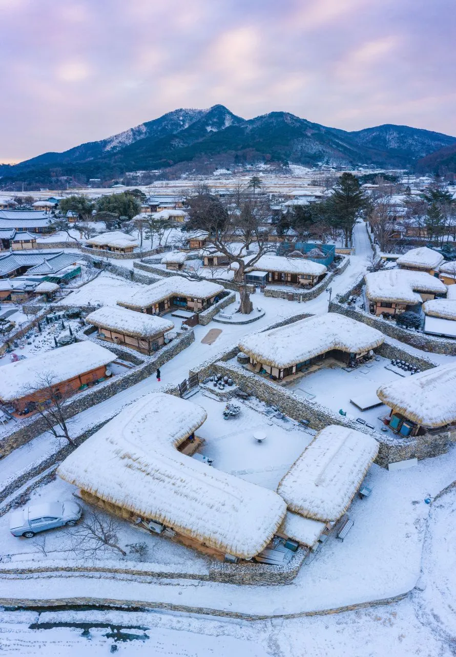 下雪的外岩村 — 覆蓋著白雪的茅草屋與石牆延展而成的傳統村落（2022年）（照片：韓國觀光公社觀光照片庫・攝影 이준혁・公共授權第1類）