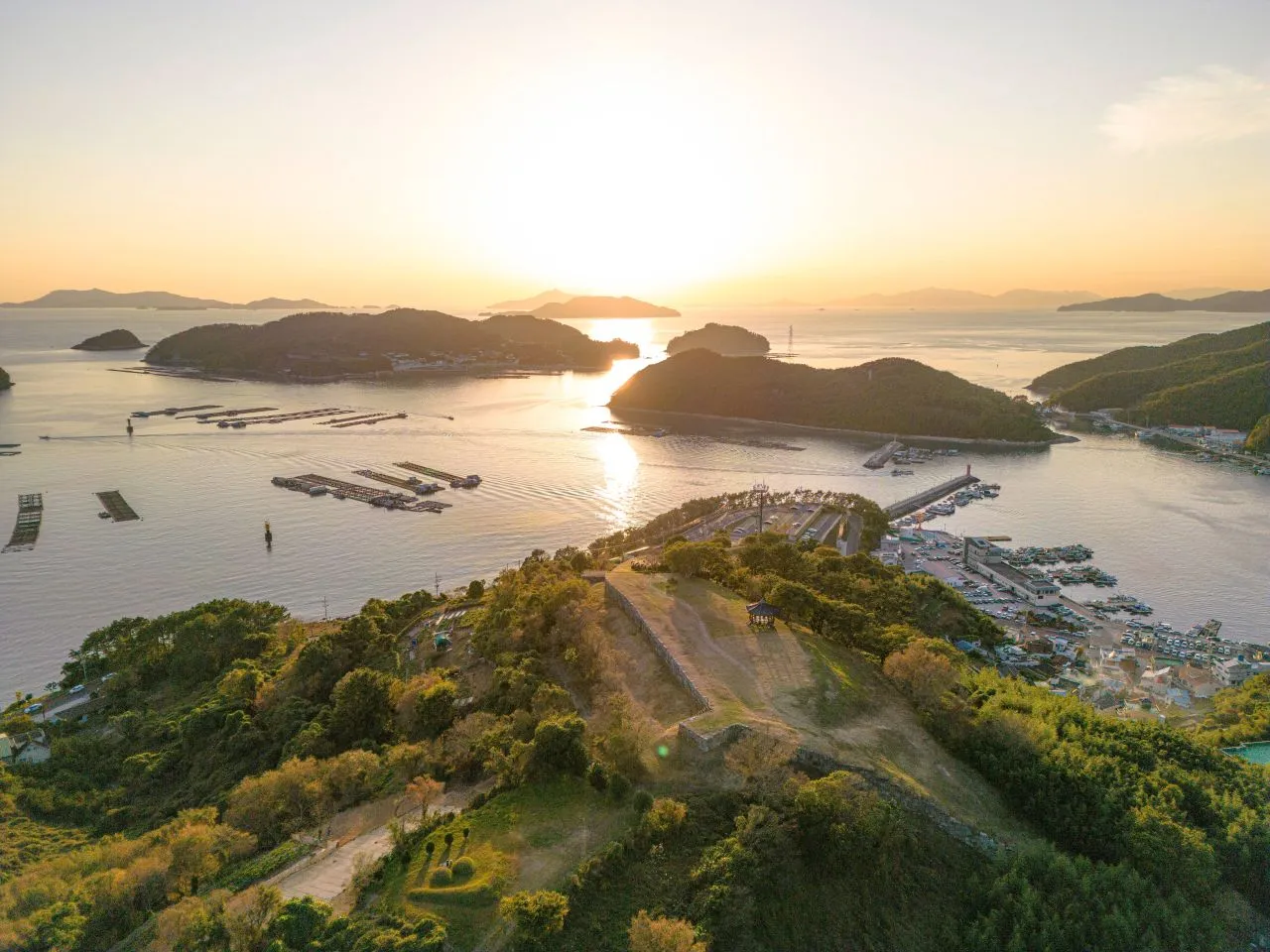 唐浦城址及唐浦大捷遺址 — 從城址眺望的島嶼與漁村風景（2023年11月）（照片：韓國觀光公社觀光照片庫・攝影 황성훈・公共授權第1類）