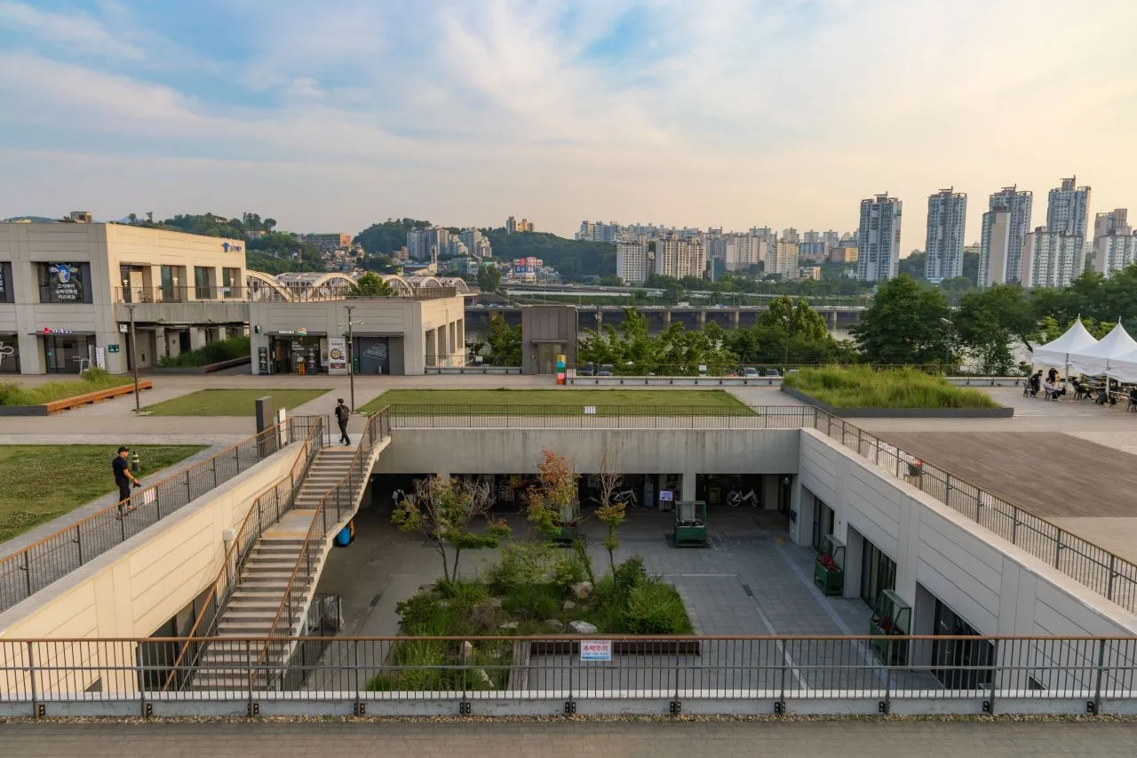 노들섬 — 노들섬複合文化空間戶外庭院（2024年6月）（照片：韓國觀光公社觀光照片庫・攝影 안영관・公共授權第1類）