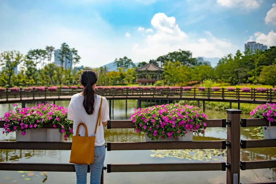 釜山市民公園 — 花盆後方的池塘與傳統涼亭（2020年）