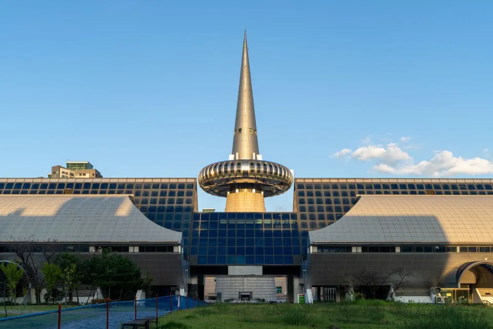 世博科學公園 — 以한빛탑（Hanbit Tower）為中心的展覽館正面（2024年9月）