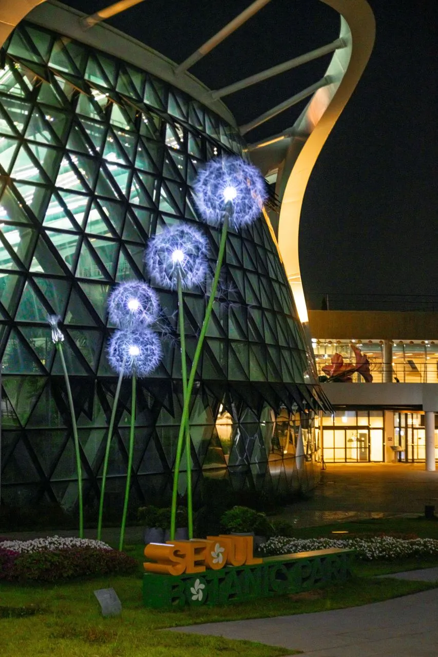 首爾植物園 — 玻璃溫室夜景與雕塑（2023年8月）