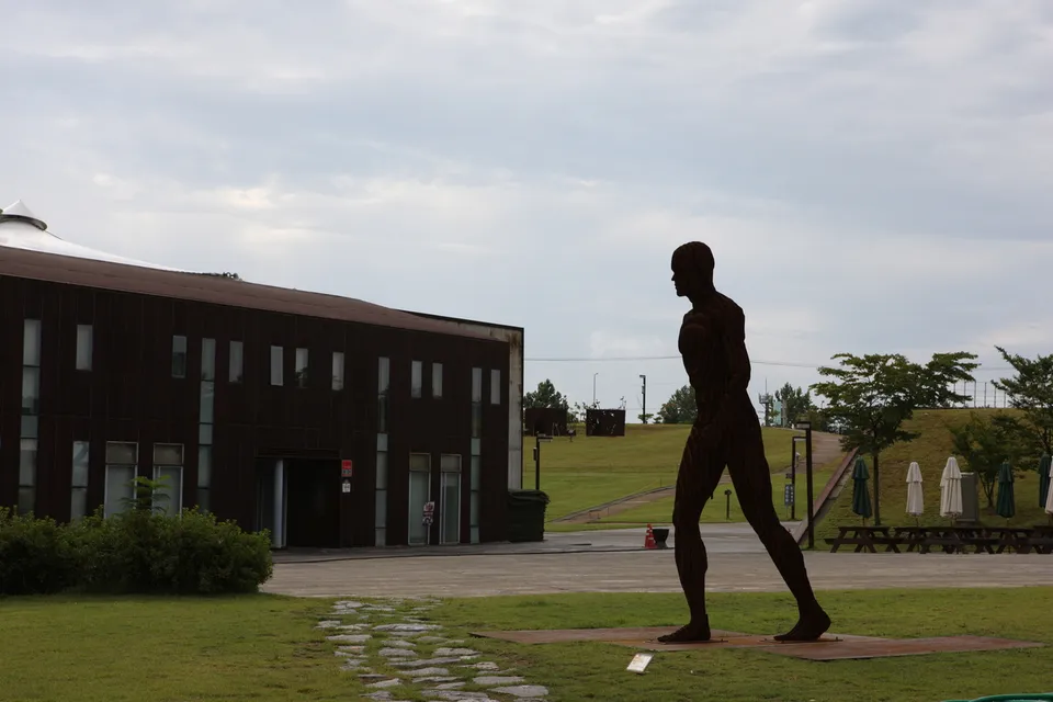 臨津閣和平樂園公園 — 草坪上的人物造景物與建築（2012年9月）