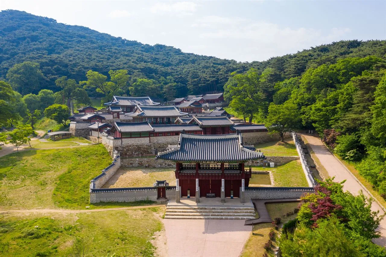 南漢山城行宮 — 南漢山城行宮正門與傳統建築全景（2019年6月）（照片：韓國觀光公社觀光照片庫・攝影 한국관광공사 김지호・公共授權第1類）