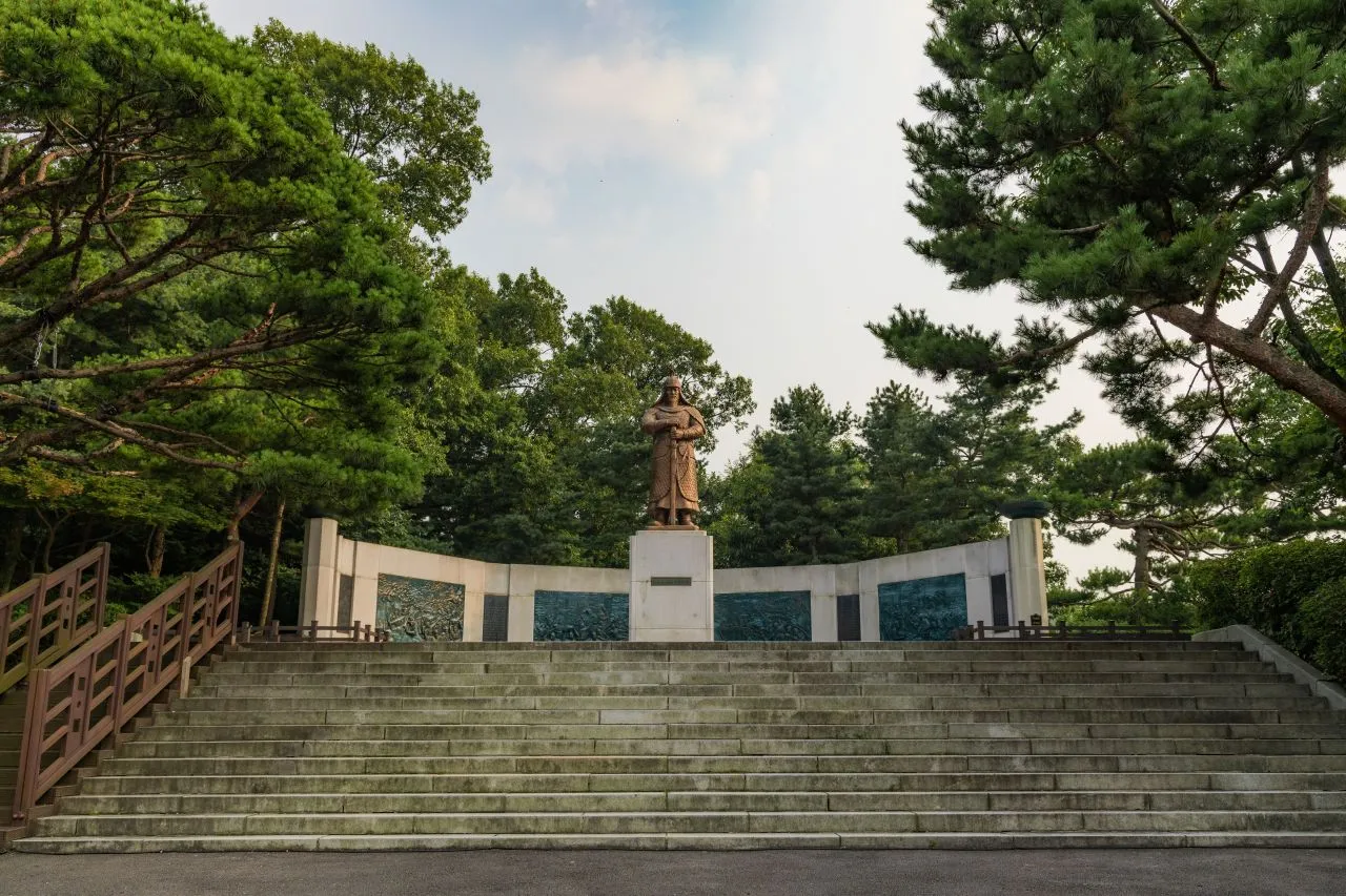行舟山城一帶 — 階梯上的權慄將軍雕像（2024年7月）（照片：韓國觀光公社觀光照片庫・攝影 안영관・公共授權第1類）