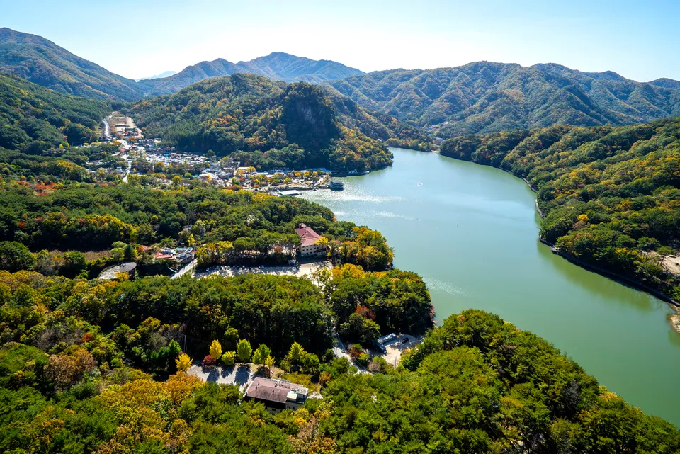 山井湖 — 山井湖、周邊村落與秋日山勢的空拍全景（2018年10月）