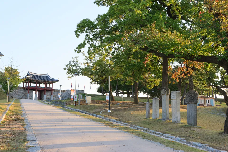 洪州邑城 — 可見洪化門與石碑的邑城景色（2015年10月）