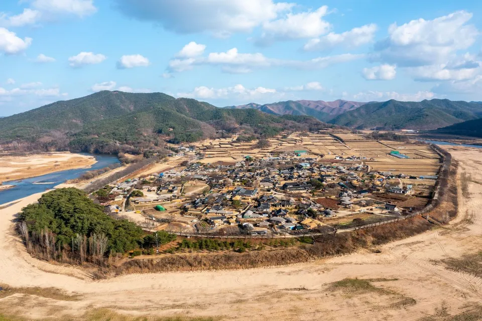 安東河回村 — 被山地與農田環繞的傳統村落空拍全景（2022年11月）
