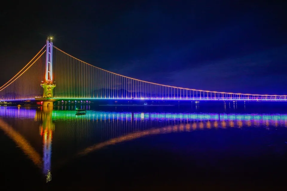 禮唐湖吊橋 — 五彩繽紛燈光映照下的禮唐湖吊橋夜景（2020年10月）