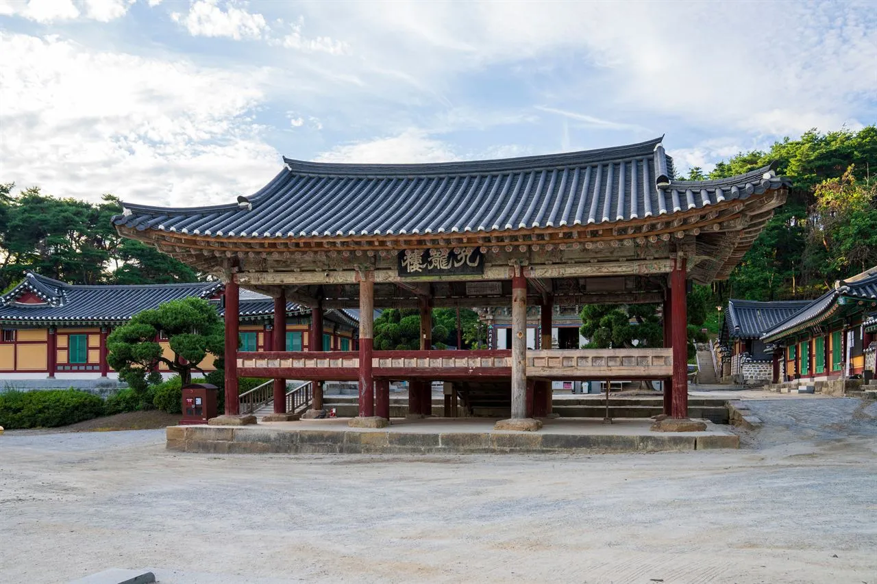 驪州神勒寺 — 傳統樓閣與寺院殿閣（2021年10月）（照片：韓國觀光公社觀光照片庫・攝影 김지호・公共授權第1類）