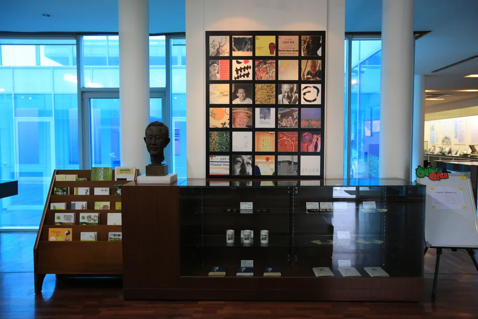 具常文學館 — 文學作品展示面板與陳列櫃（2010年5月）