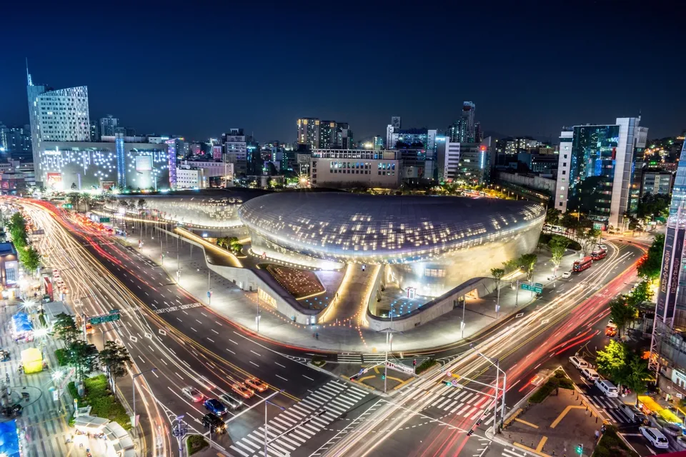 東大門設計廣場全景 — 夜景中的東大門設計廣場與周邊道路全景（2014年）