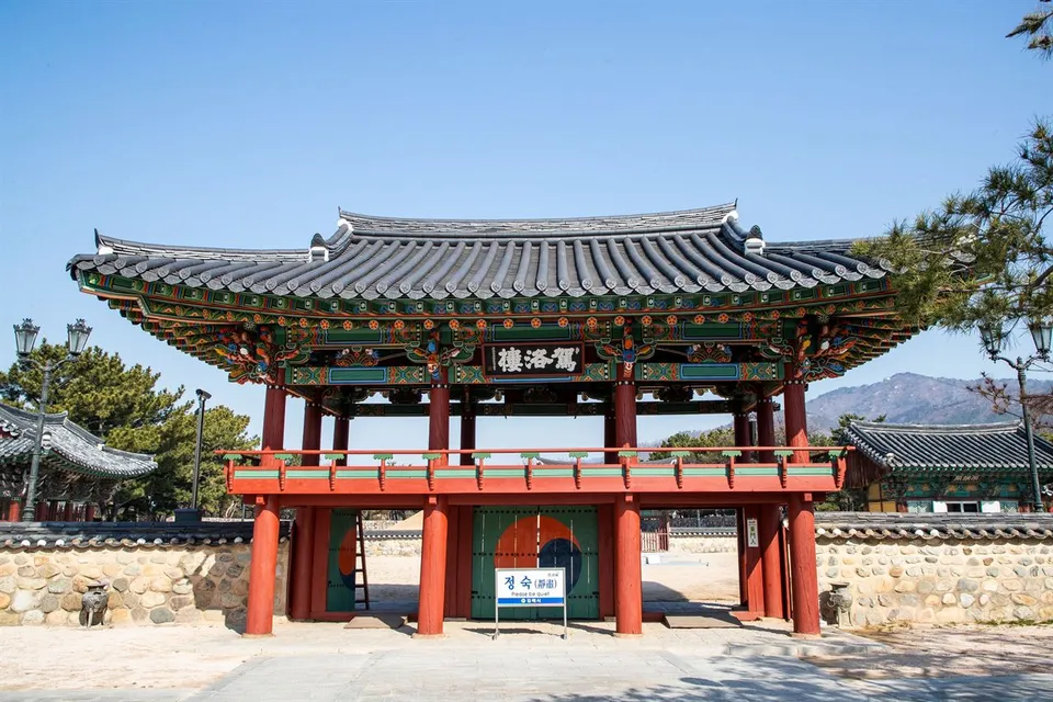 金海首露王陵 — 施以華麗丹青彩繪的傳統樓閣正門（2020年2月）