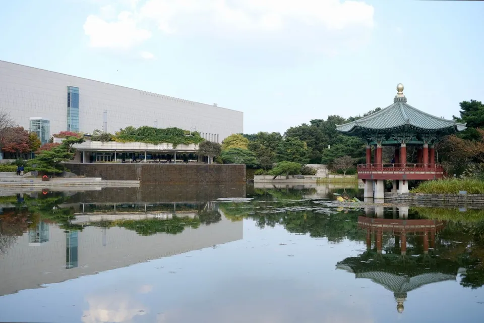 국립중앙박물관 — 국립중앙박물관과 정자가 보이는 연못 (2023년 10월)