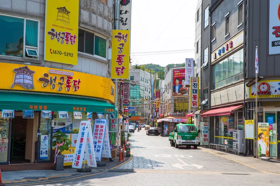 水原炸雞街 — 炸雞餐廳招牌林立的巷弄（2019年6月）