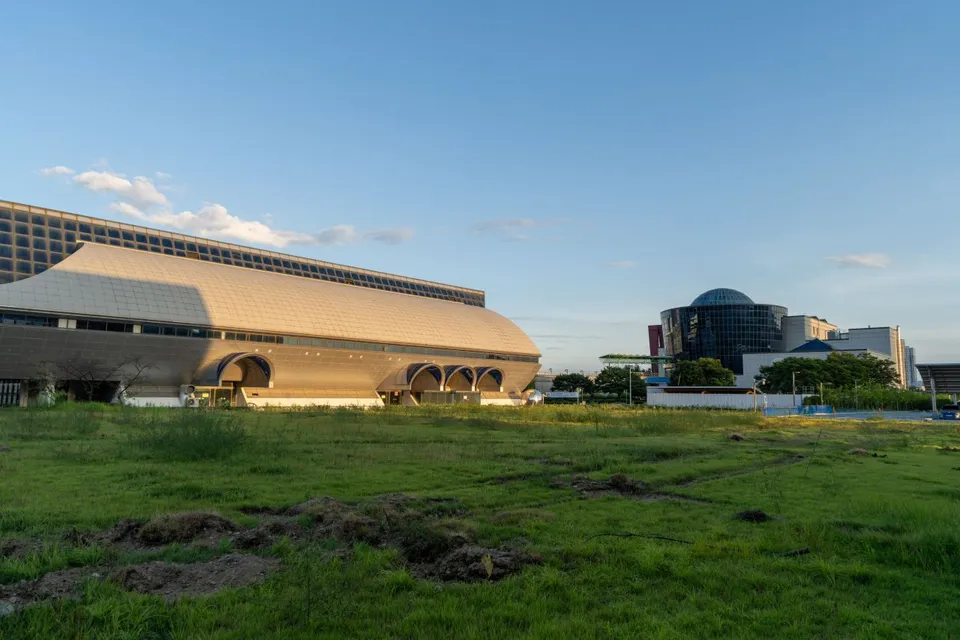 世博科學公園 — 展覽館與圓形玻璃建築全景（2024年9月）