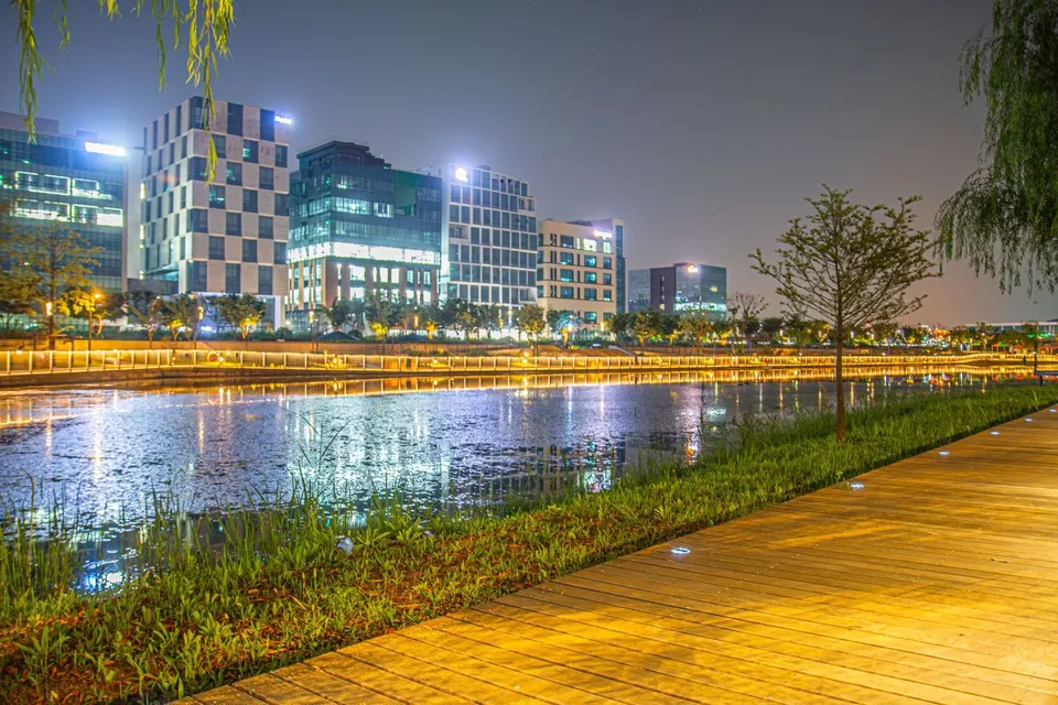 首爾植物園 — 湖畔步道與市中心大樓夜景（2023年8月）