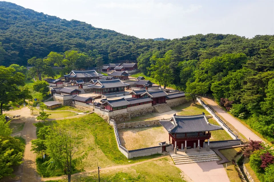 南漢山城行宮 — 坐落於山麓的南漢山城行宮空拍全景（2019年6月）