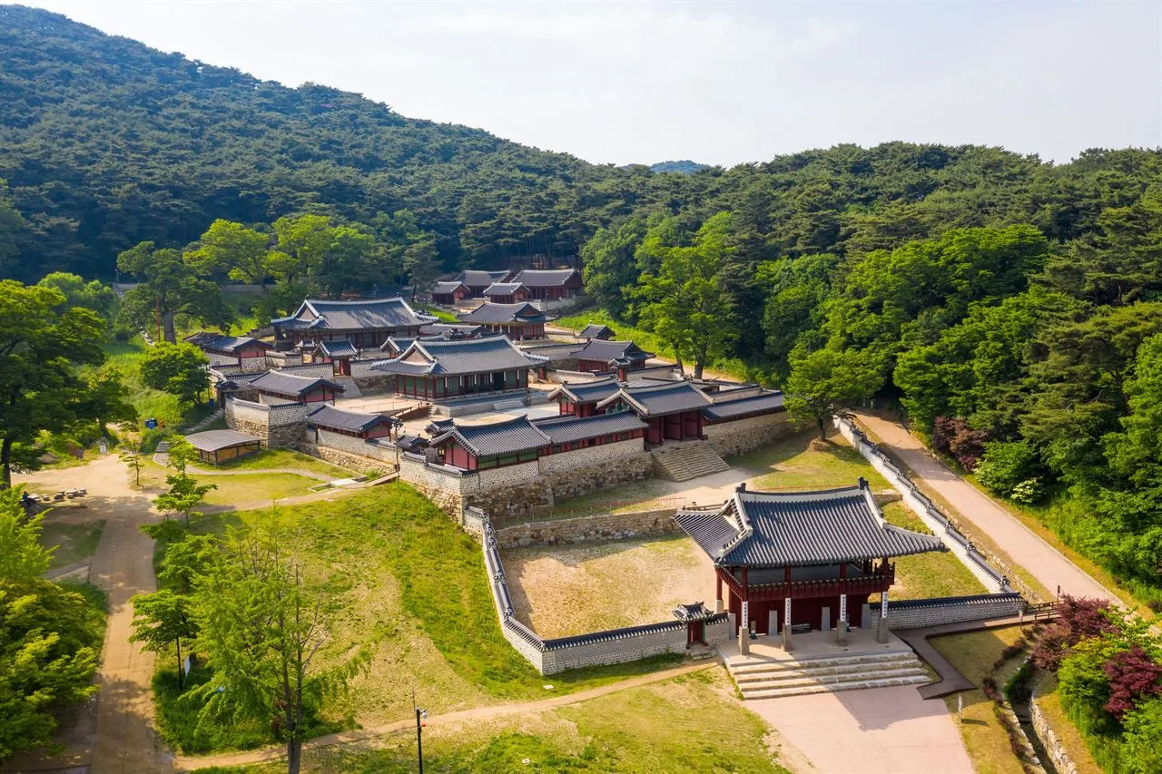 南漢山城行宮 — 坐落於山麓的南漢山城行宮空拍全景（2019年6月）（照片：韓國觀光公社觀光照片庫・攝影 한국관광공사 김지호・公共授權第1類）