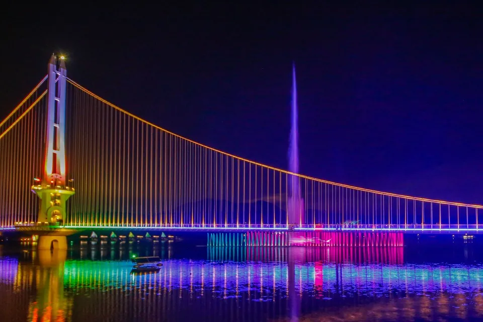 禮唐湖吊橋 — 噴泉與燈光交相輝映的吊橋夜景（2020年10月）