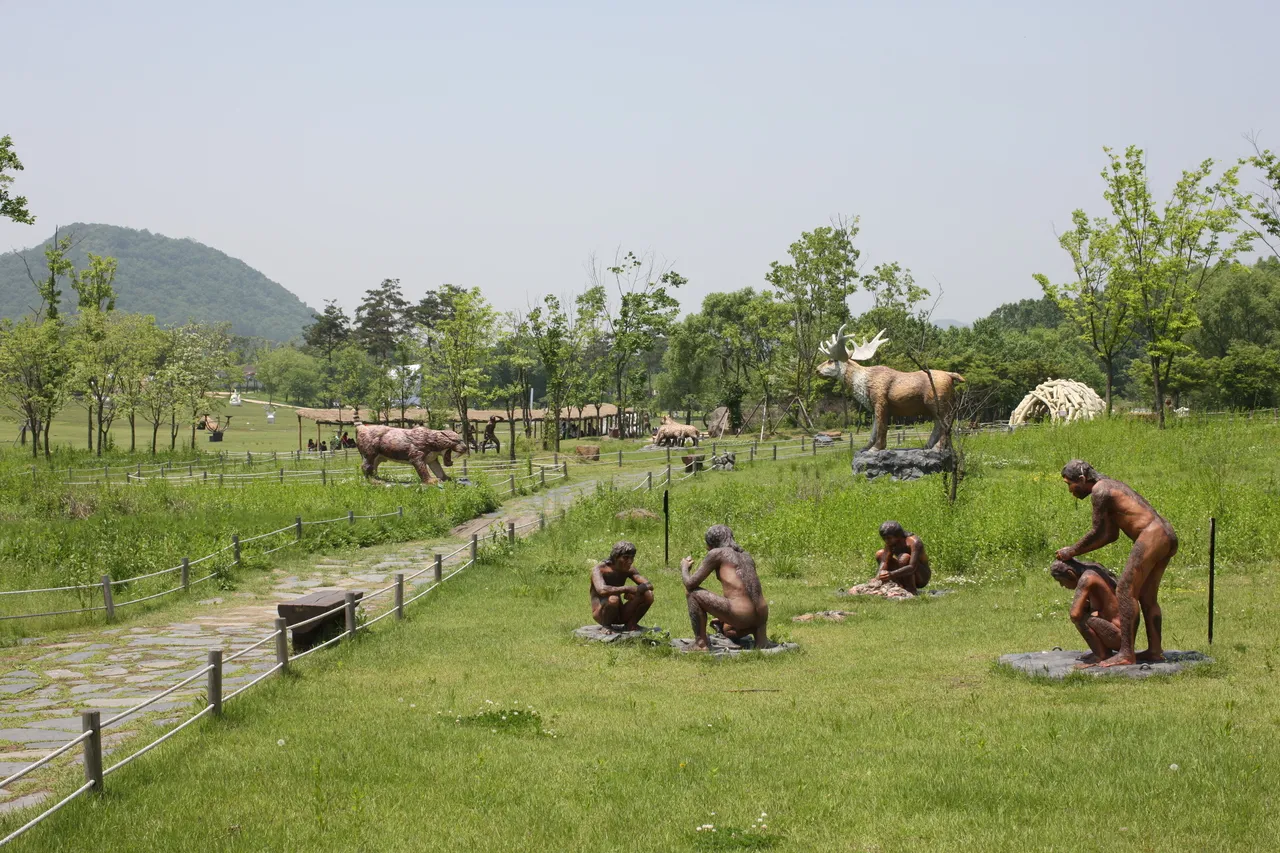 全谷里史前遺址 — 史前時代造景與步道風景（2013年5月）（照片：韓國觀光公社觀光照片庫・攝影 한국관광공사 김지호・公共授權第1類）