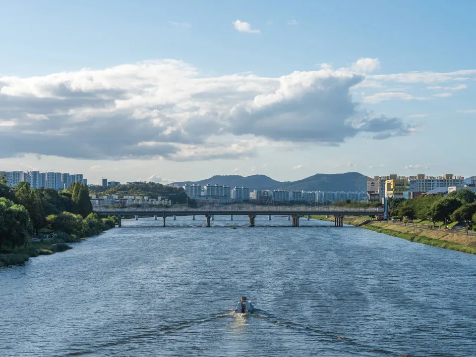 東村遊園地 — 錦湖江、橋樑與市中心公寓的景色（2025年9月）