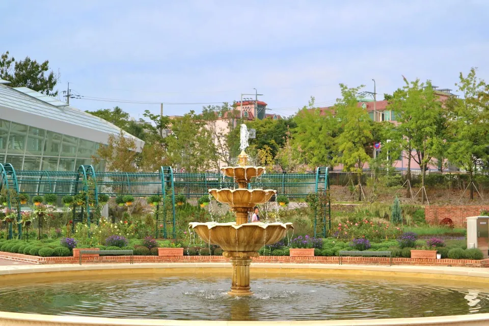 水原 日月樹木園（수원 일월수목원） — 花田前的多層噴泉與植物園周邊景色（2023年9月）