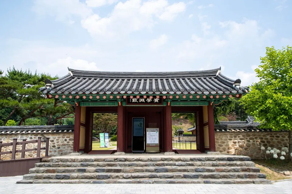 丁若鏞遺址 — 傳統瓦屋頂外三門正面（2022年6月）