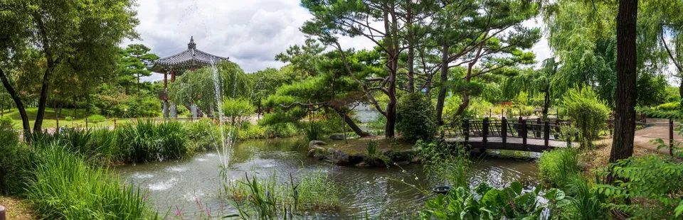 江原特別自治道立花木園（강원특별자치도립화목원）— 噴泉池與亭子景色（2022年7月）