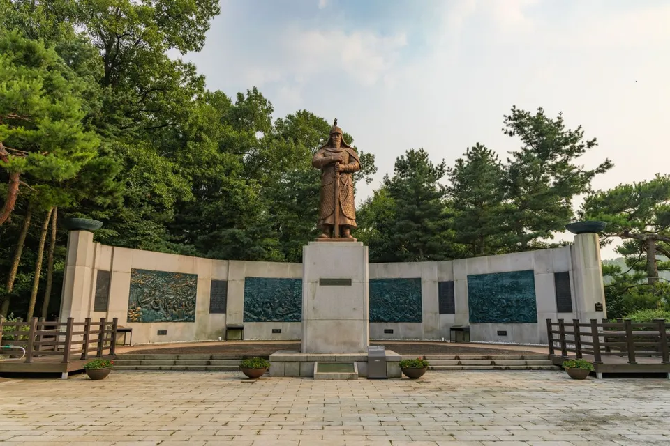 行舟山城一帶 — 權慄將軍雕像與紀念浮雕（2024年7月）