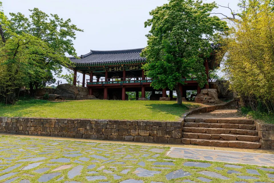 죽서루 — 돌계단과 나무 사이의 전통 누각 (2025년 5월)