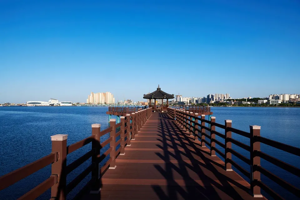青草湖 — 青草湖水邊平台與涼亭（2019年5月）