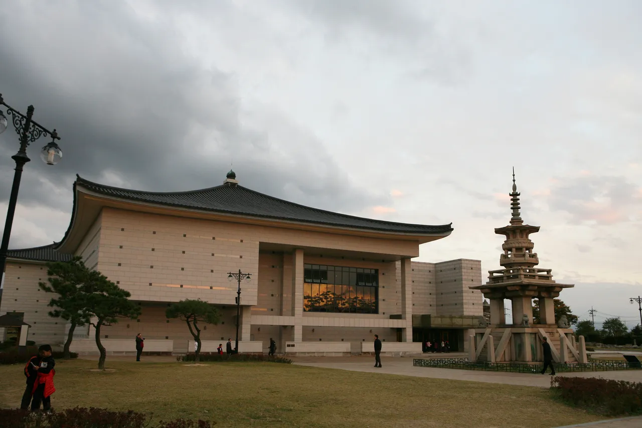 國立慶州博物館 — 博物館建築與石塔全景（2010年10月）（照片：韓國觀光公社觀光照片庫・攝影 한국관광공사 이범수・公共授權第1類）