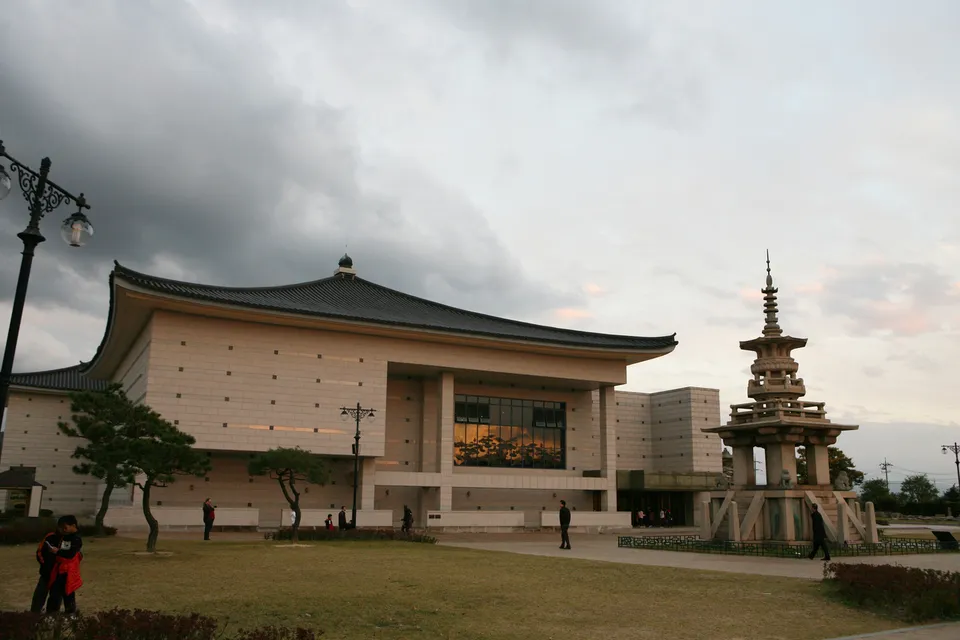 國立慶州博物館 — 博物館建築與石塔全景（2010年10月）