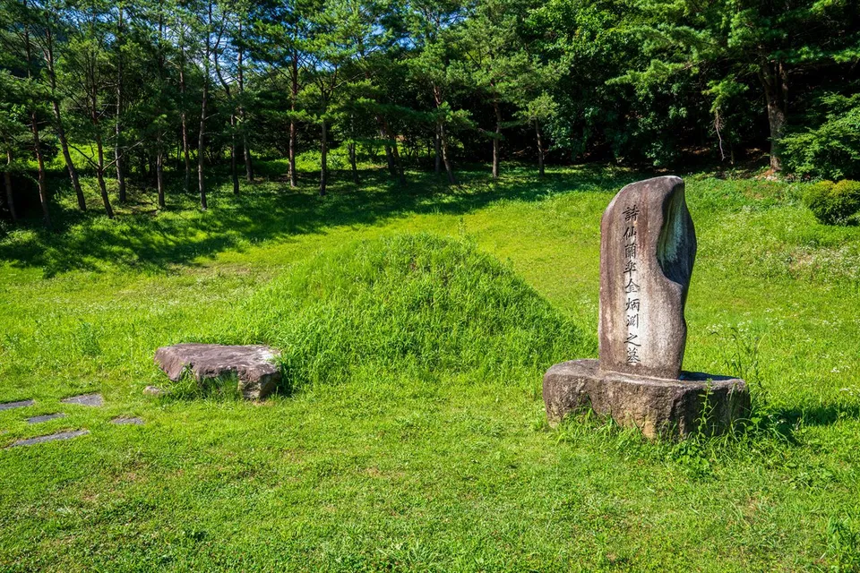 南高金笠笠遺跡 — 草坪上的刻字石與森林（2025年7月）