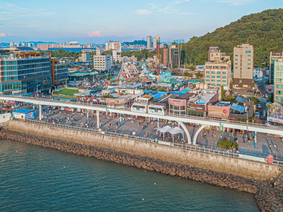 월미바다열차 — 해안 놀이공원과 모노레일 전경 (2025년 8월)