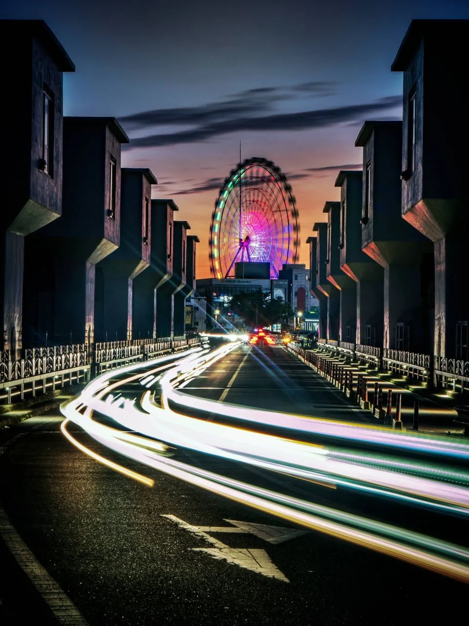 濕橋湖觀光地 — 夕陽中的摩天輪與夜間道路（2025年6月）（照片：韓國觀光公社觀光照片庫・攝影 김용훈・公共授權第1類）
