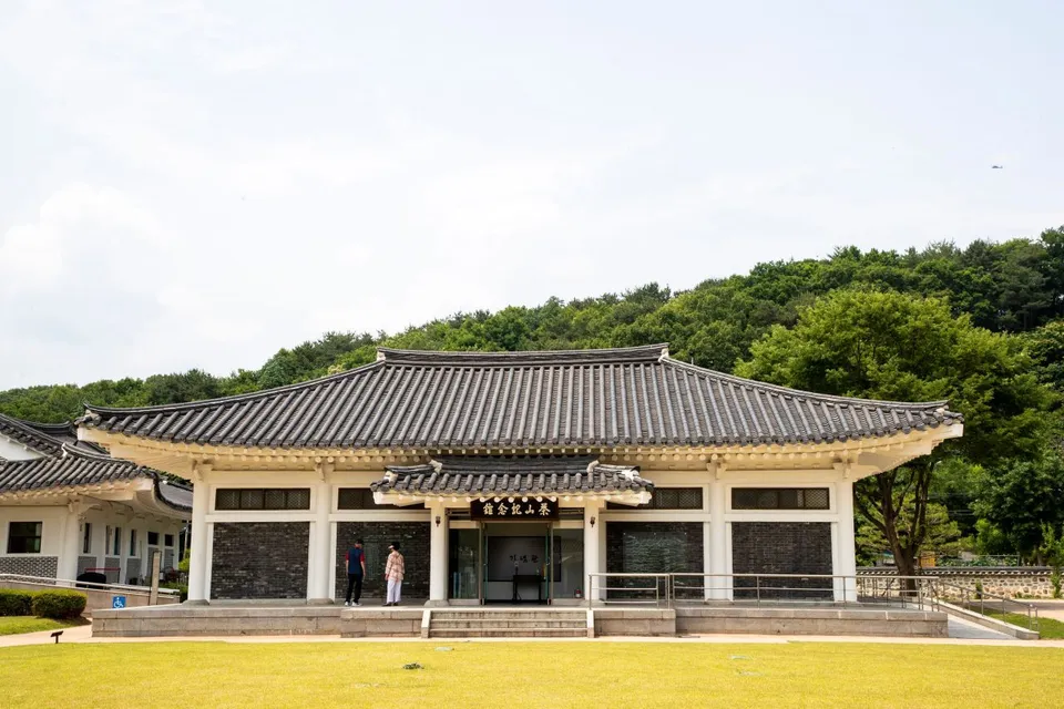 丁若鏞遺址 — 草坪庭院前的茶山紀念館全景（2022年6月）