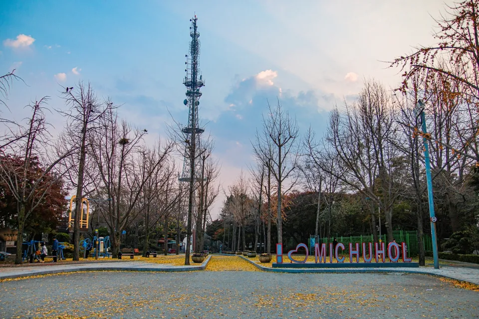 壽峰公園 — 秋日樹木與彌鄒忽雕塑廣場（2023年11月）