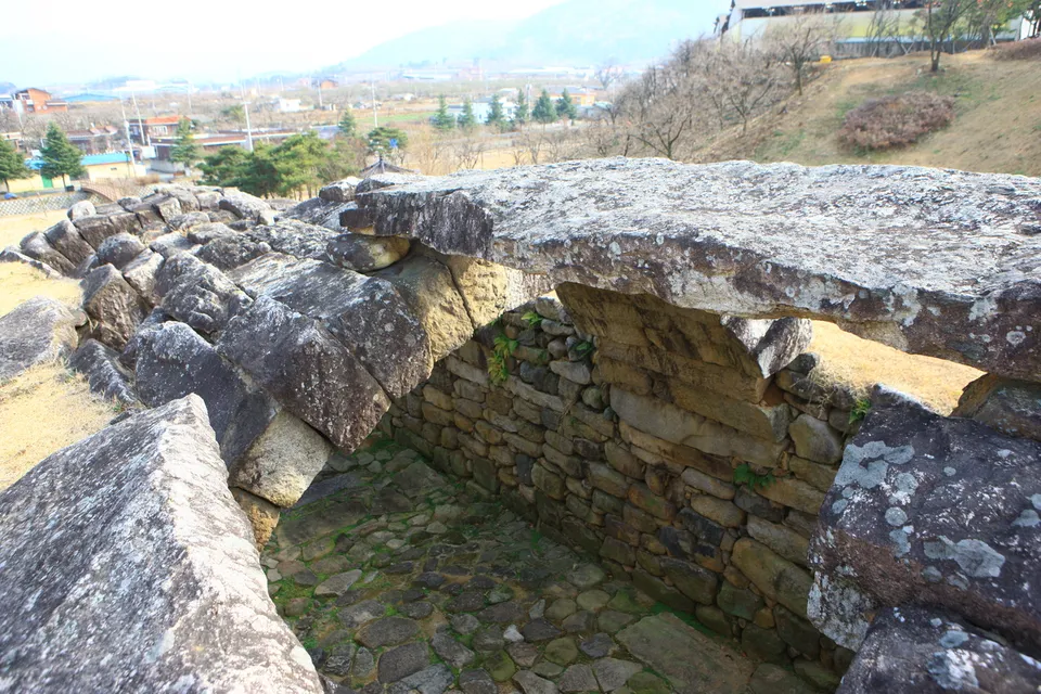 淸道石冰庫 — 淸道石冰庫外部的低矮石造構造物（2012年11月）
