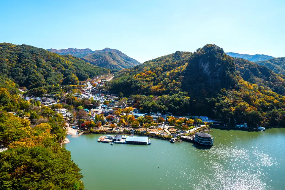 山井湖 — 山井湖碼頭與湖畔村落的秋日空拍景色（2018年10月）