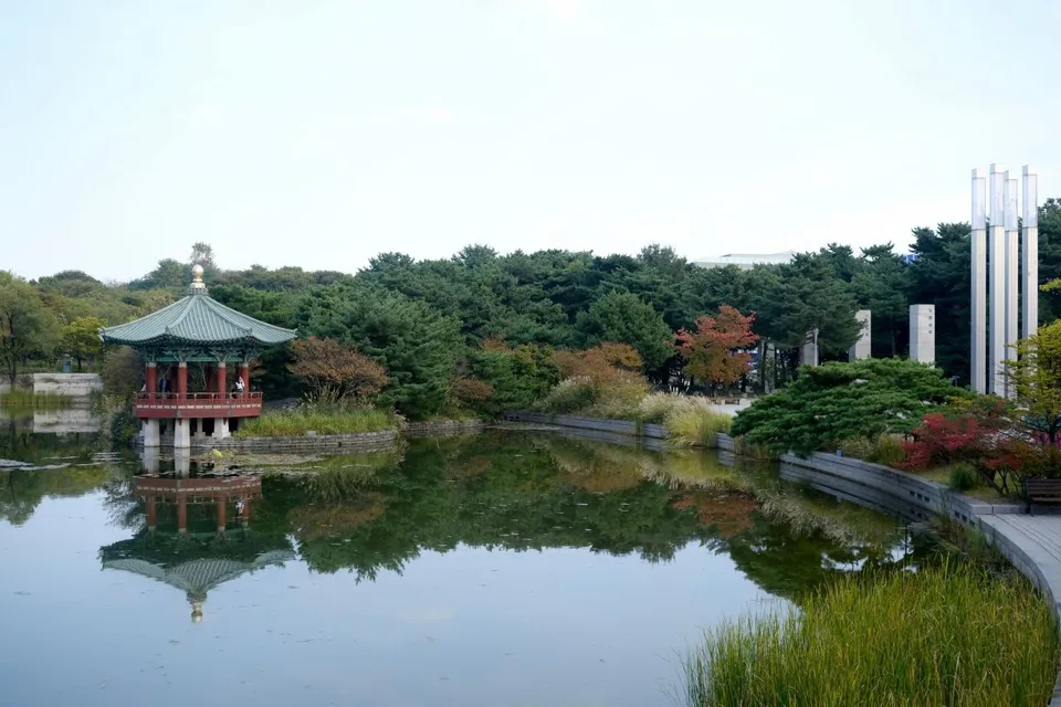 국립중앙박물관 — 연못과 전통 정자, 박물관 야외 정원 (2023년 10월)