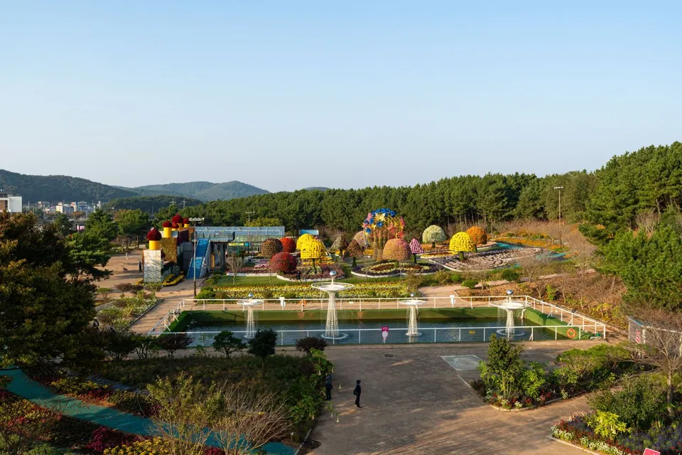 코리아플라워파크 — 俯瞰噴泉與花卉造型物的公園全景（2023年10月）