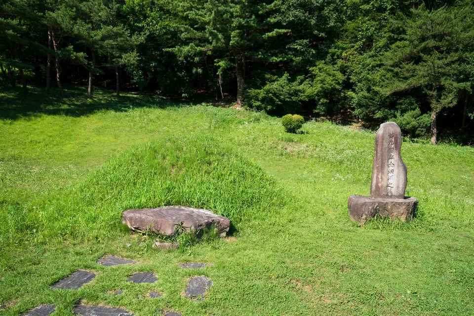 南高金笠笠遺跡 — 森林中草坪上的石碑（2025年7月）