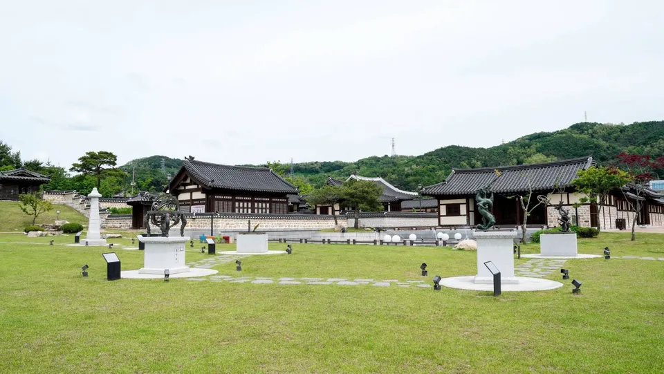 椒井行宮 — 椒井行宮韓屋全景與草坪庭院（2025年5月）