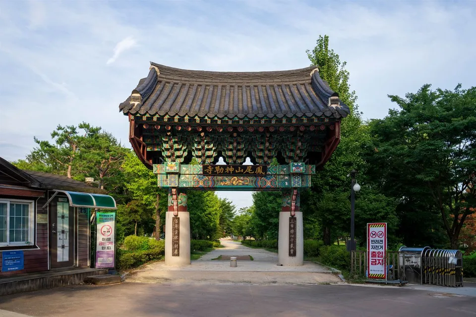 驪州神勒寺 — 神勒寺入口的傳統寺門（2021年10月）