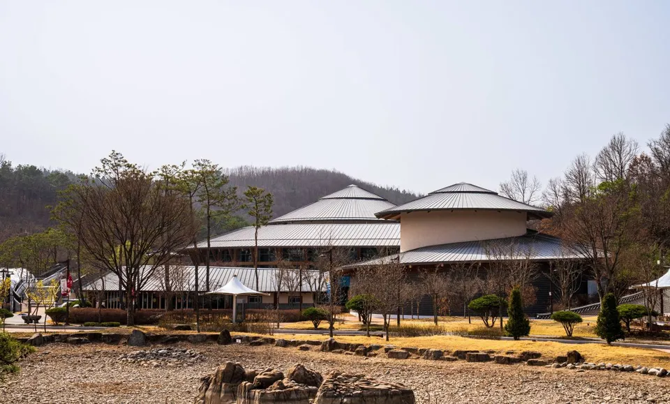 三國遺事主題公園 — 森林中的展覽館建築與造景（2025年3月）