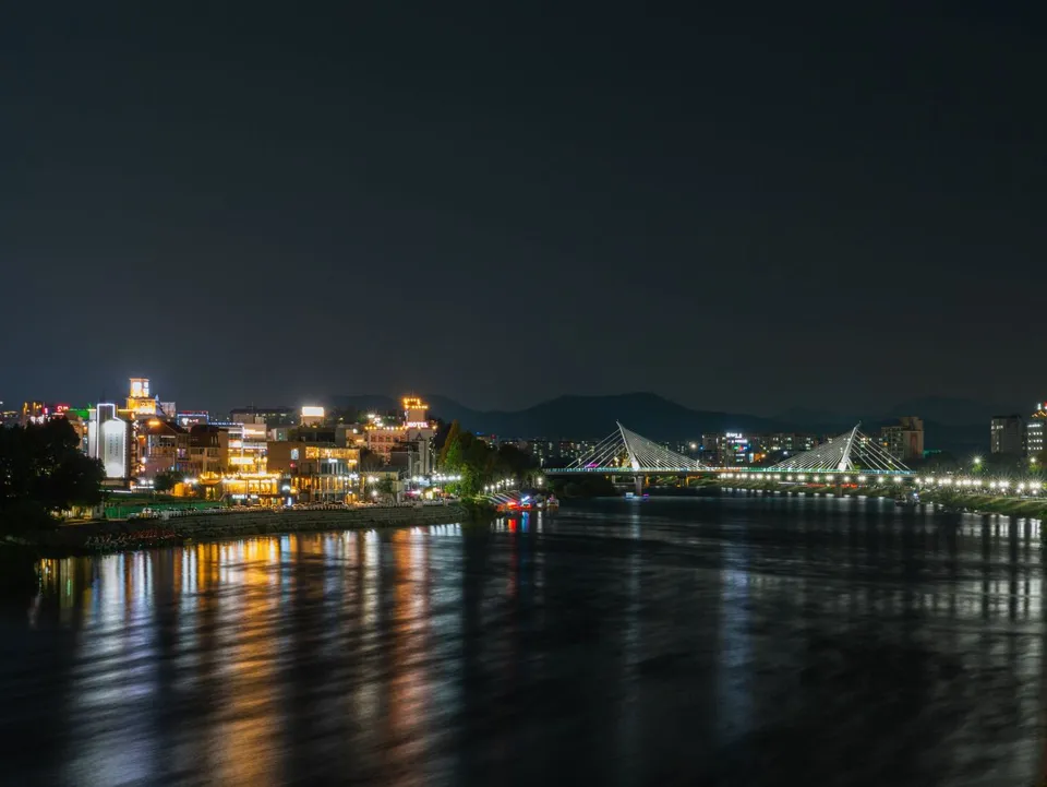 東村遊園地 — 夜間錦湖江與燈光照亮的斜張橋景色（2025年9月）