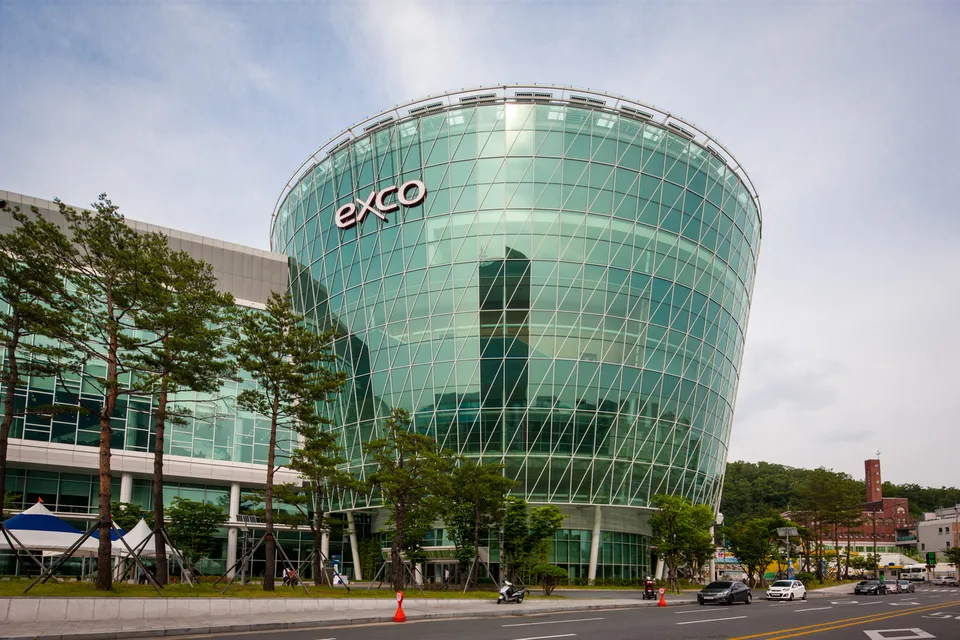 EXCO — EXCO玻璃外觀與周邊街景（2014年6月）