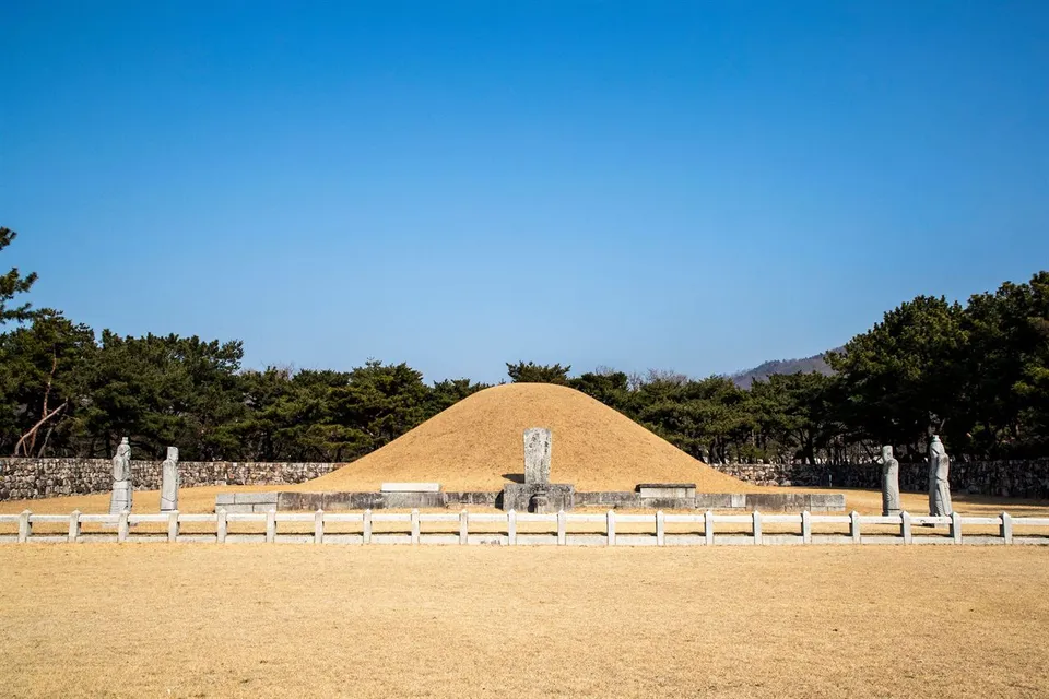 金海首露王陵 — 松林前的首露王陵陵丘（2020年2月）